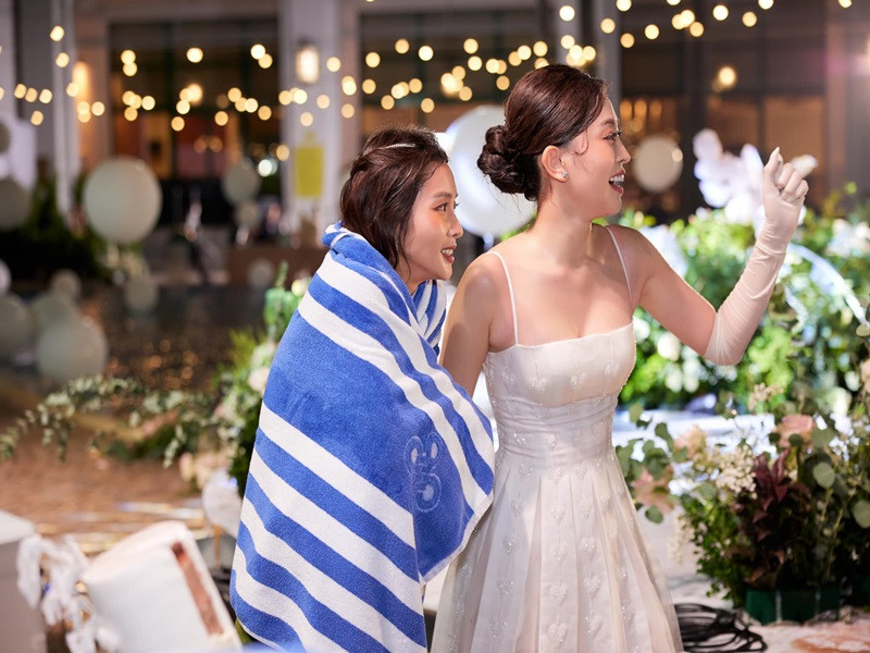 Khả Ngân được cô dâu chú rể cung cấp khăn khô để lau người. Ảnh: FB Khả Ngân