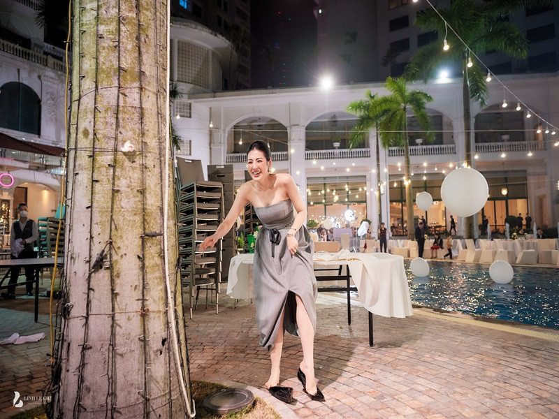 Á hậu Tú Anh cởi giày cao gót để tham gia quẩy hết mình trong đám cưới của Á hậu Phương Nga. Ảnh: Lê Chí Linh