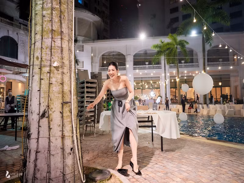 Á hậu Tú Anh cởi giày cao gót để tham gia quẩy hết mình trong đám cưới của Á hậu Phương Nga. Ảnh: Lê Chí Linh