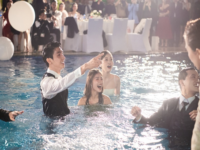 Khả Ngân ngâm mình giữa thời tiết lạnh ở Hà Nội. Ảnh: Lê Chí Linh