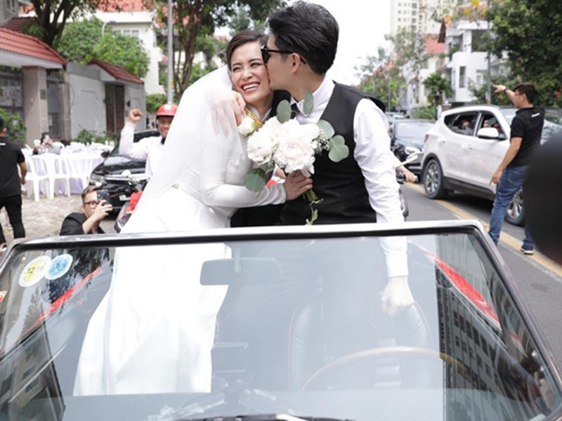 Trong lễ ăn hỏi, Đông Nhi được Ông Cao Thắng rước dâu bằng xe mui trần. Ảnh: Vietnamnet