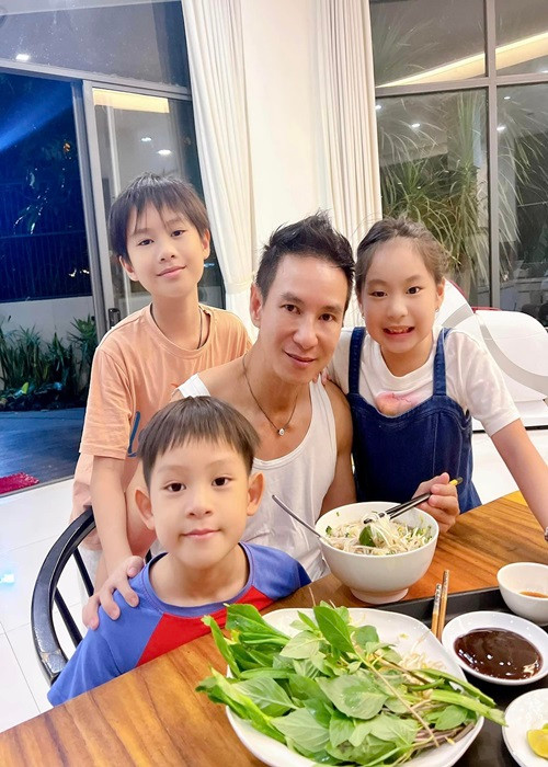 Lý Hải chia sẻ chuyện học chăm con: “Vợ tôi là người rất thông minh và chăm con khéo léo nên cũng hướng dẫn cho tôi nhiều. Thêm vào đó, mình phải học từ các bác sĩ, đọc sách để có thêm kiến thức và kỹ năng”. Ảnh: FBNV