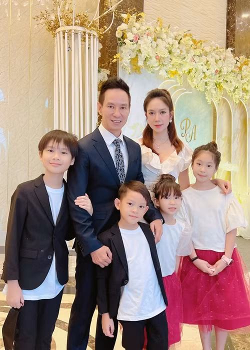 Trước khi trở thành ông bố đảm, Lý Hải từng lóng ngóng không biết bế con, thấy con khóc cũng sợ vì không biết làm gì. Ảnh: FBNV