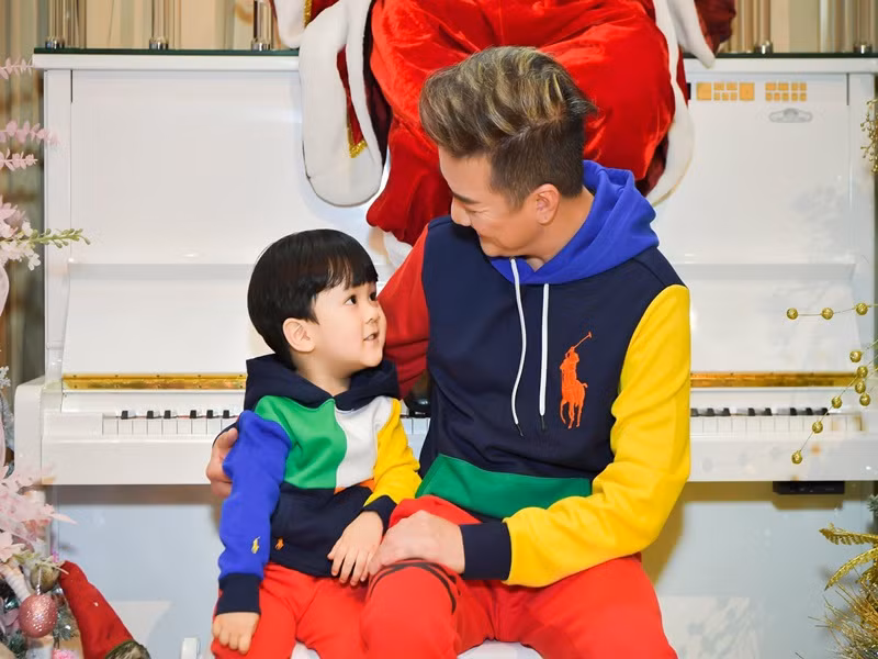 Mr Đàm nhấn mạnh con trai là tình yêu to lớn nhất của anh suốt ba năm qua. “Đứa con ruột đầu tiên và duy nhất trên cuộc đời này của tôi”, ông hoàng nhạc Việt nói. Ảnh: FBNV