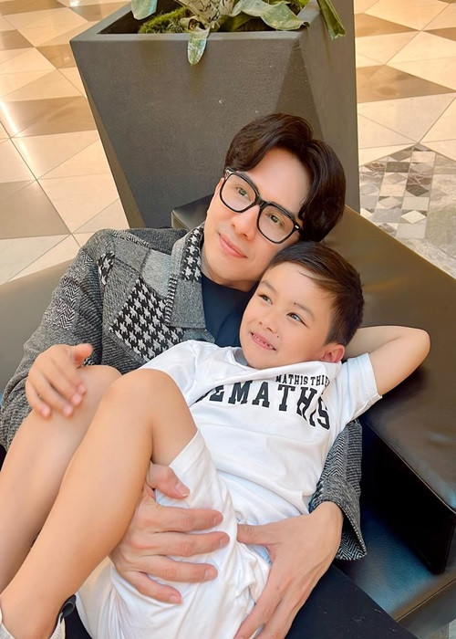 Năm 2017, khi 41 tuổi, Đan Trường mới có con đầu lòng. Nam ca sĩ tâm sự do có con muộn nên anh cảm thấy không còn sức chơi với con nhỏ. Ảnh: FBNV