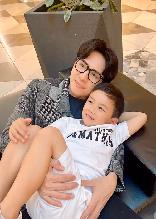 Năm 2017, khi 41 tuổi, Đan Trường mới có con đầu lòng. Nam ca sĩ tâm sự do có con muộn nên anh cảm thấy không còn sức chơi với con nhỏ. Ảnh: FBNV