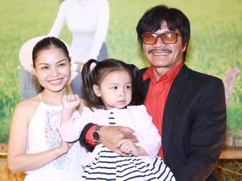 Khi được gặp con, nam nghệ sĩ xúc động. "Lần đầu, tôi nhìn đứa con, thấy ngộ lắm. Tôi không tin mình đã có con rồi", Công Ninh nói. Ảnh: Tiền Phong