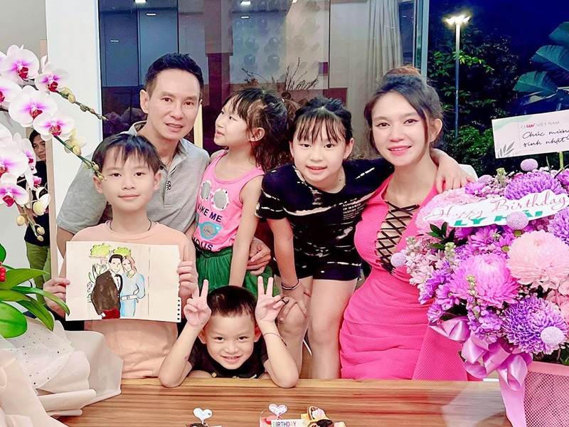 Năm 2011, đạo diễn Lý Hải đón con đầu lòng ở tuổi 43. Sau đó, anh có thêm 3 người con. Ảnh: FBNV