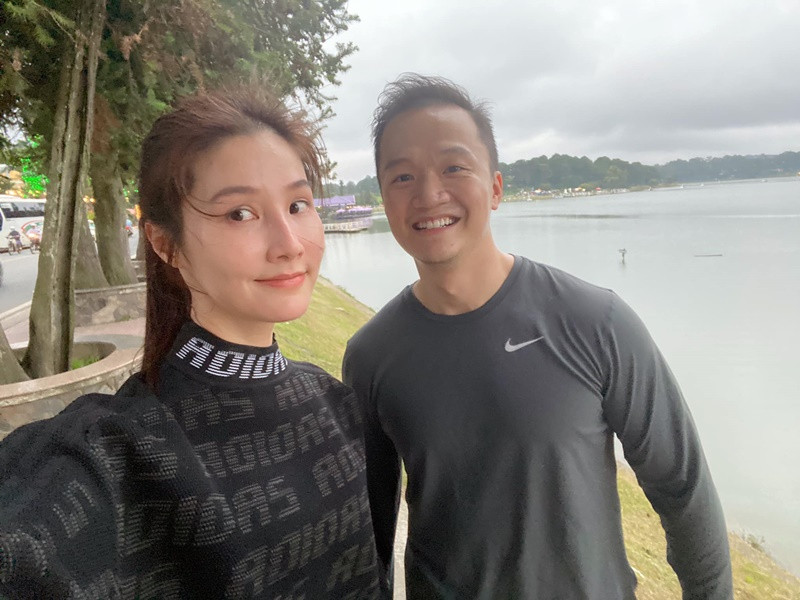 Đôi uyên ương khoe ảnh bên nhau trong một lần chạy bộ.