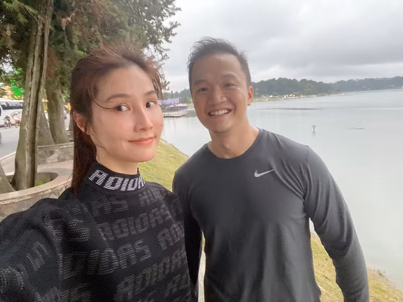 Đôi uyên ương khoe ảnh bên nhau trong một lần chạy bộ.