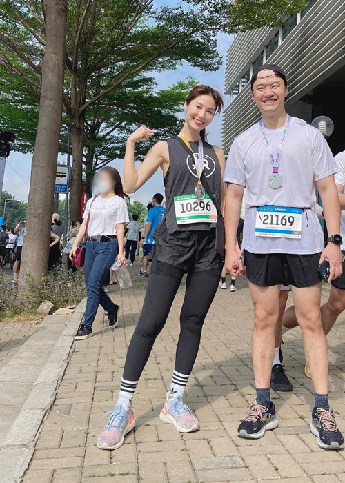 Vinh Nguyễn hết lòng ủng hộ công việc của Diễm My. Nam doanh nhân góp ý cho bạn gái về ăn mặc lẫn cách diễn.