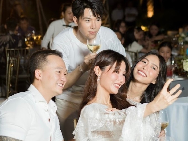 Diễm My bên bạn trai trong đám cưới của Diệu Nhi - Anh Tú ngày 10/10.