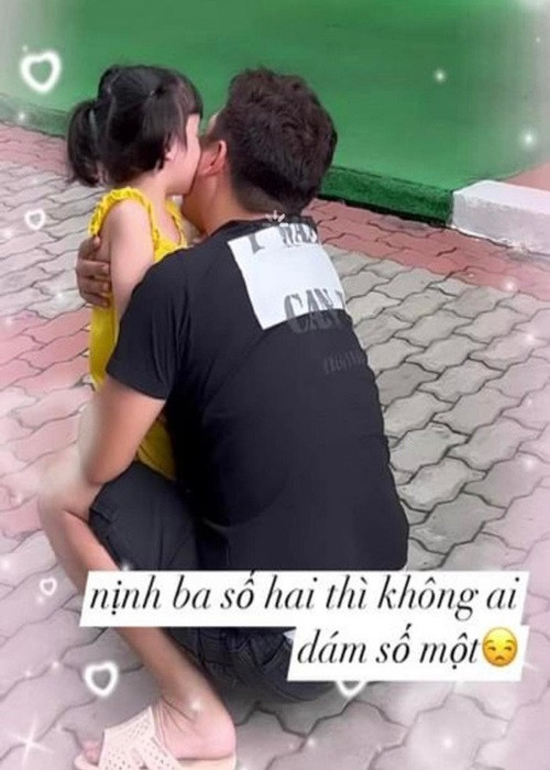 Nam diễn viên mặc áo phông, quần short jean, đi dép tổ ong khi đi đón con gái ở trường học.