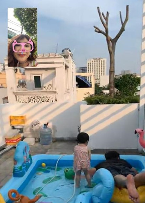 Trường Giang có những khoảnh khắc đầy giản dị nhưng hạnh phúc bên ái nữ.