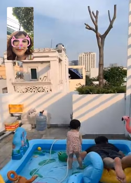 Trường Giang có những khoảnh khắc đầy giản dị nhưng hạnh phúc bên ái nữ.