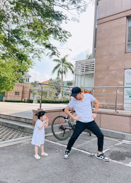 Ông xã Nhã Phương hài hước pha trò cho con gái.