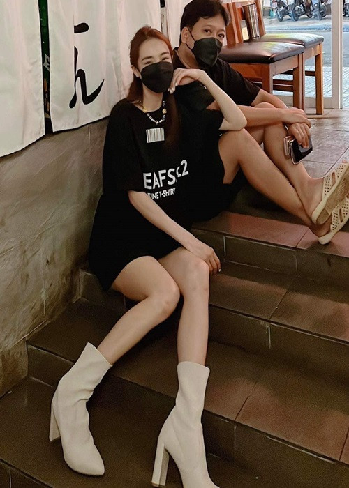 "Mười Khó" cùng bà xã lên chùa làm công quả và phóng sinh dịp đầu năm mới.