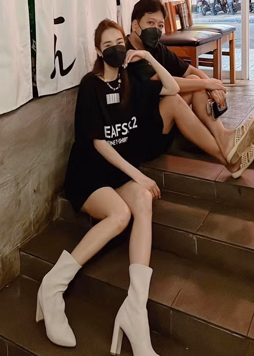 "Mười Khó" cùng bà xã lên chùa làm công quả và phóng sinh dịp đầu năm mới.