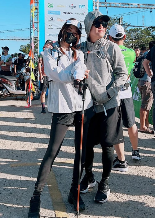 Biết Nhã Phương thích chạy bộ, Trường Giang đồng hành cùng vợ trong các giải chạy.