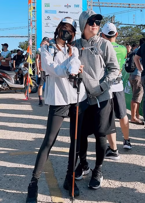 Biết Nhã Phương thích chạy bộ, Trường Giang đồng hành cùng vợ trong các giải chạy.