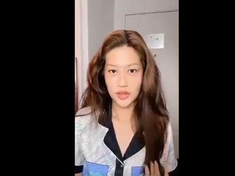 Khi Thiên Ân không trang điểm, khó tìm thấy khuyết điểm về làn da của nàng hậu. Ảnh chụp màn hình