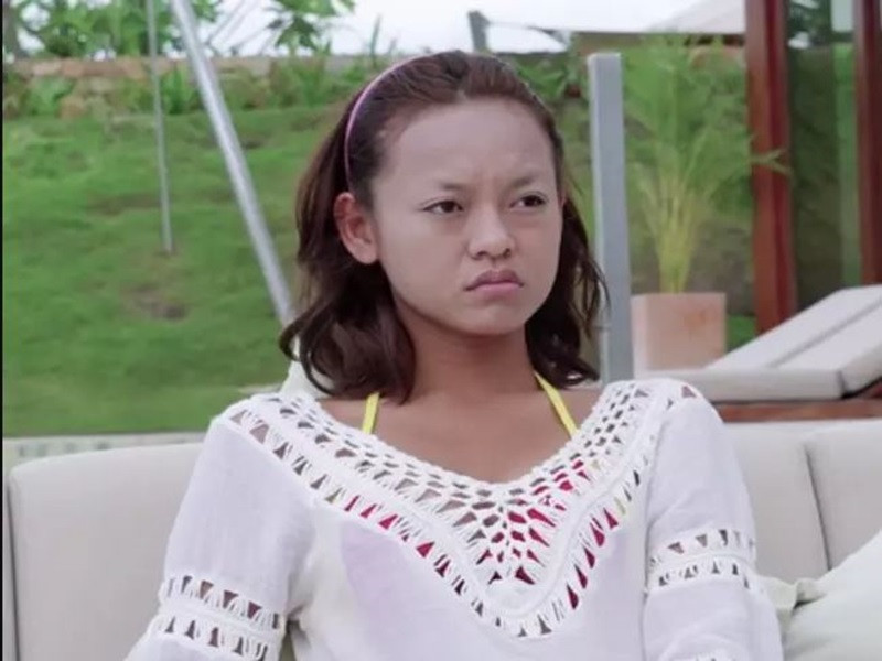 Chân dài này có gương mặt mộc khá thiếu sức sống, không ít khuyết điểm như làn da mụn, không chân mày. Ảnh: Vietnamnet