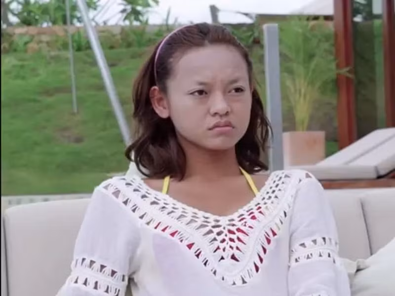 Chân dài này có gương mặt mộc khá thiếu sức sống, không ít khuyết điểm như làn da mụn, không chân mày. Ảnh: Vietnamnet