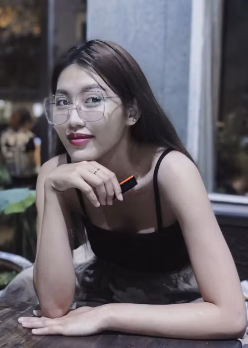 Quỳnh Châu tự tin khoe ảnh chỉ đánh son môi. Ảnh: FBNV