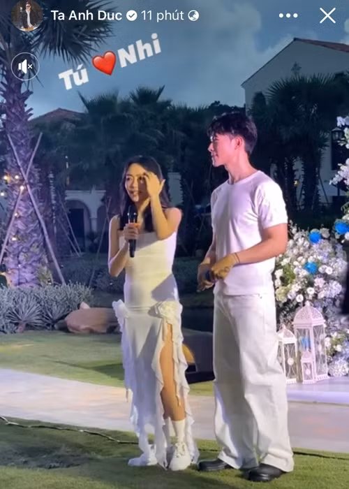 Cô dâu chú rể cùng các khách mời diện trang phục tông trắng. Ảnh: Yan