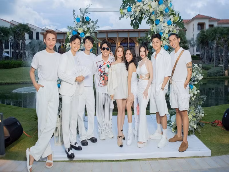 Dàn khách mời buổi tiệc có Trấn Thành, Ngô Kiến Huy, Jun Phạm, Sam, Sĩ Thanh, Diễm My... Ảnh: Tiền Phong