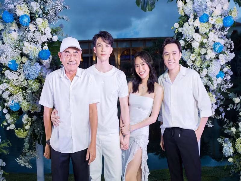 Diệu Nhi nắm tay không rời Anh Tú. Ảnh: Tiền Phong