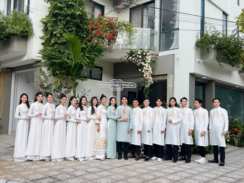 Bình An và Phương Nga chụp ảnh cùng dàn phù dâu, phù rể trong lễ ăn hỏi. Ảnh: FB Ngọc Hân
