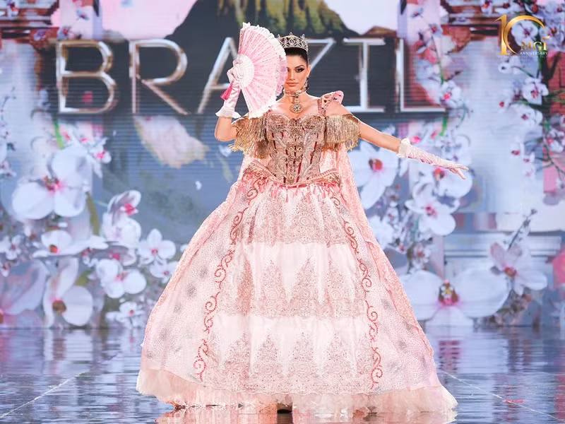 Isabella Menin mang đến cuộc thi quốc phục lấy cảm hứng từ một loài hoa.