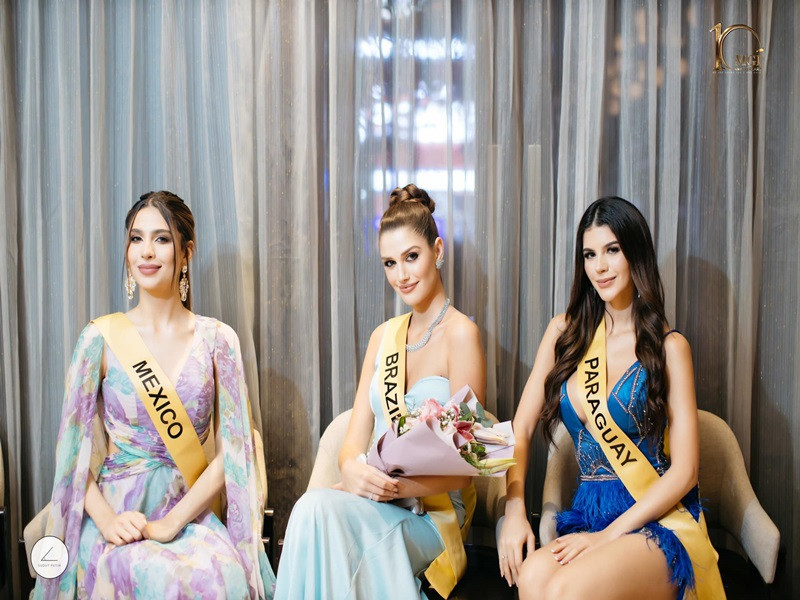 Isabella đọ vẻ gợi cảm cùng đại diện Mexico và Paraguay.