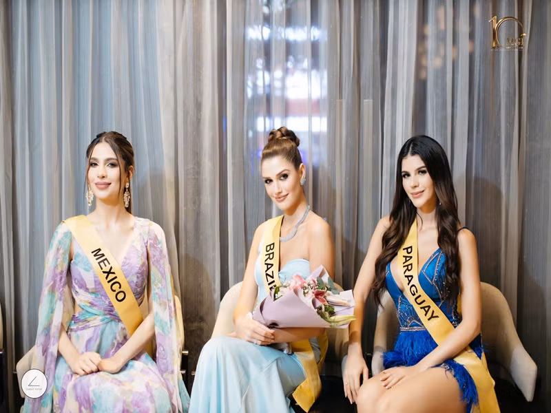 Isabella đọ vẻ gợi cảm cùng đại diện Mexico và Paraguay.