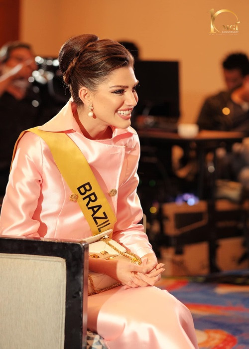 Tân Hoa hậu Hòa bình Quốc tế 2022 Isabella Menin thanh lịch ở vòng thi phỏng vấn.