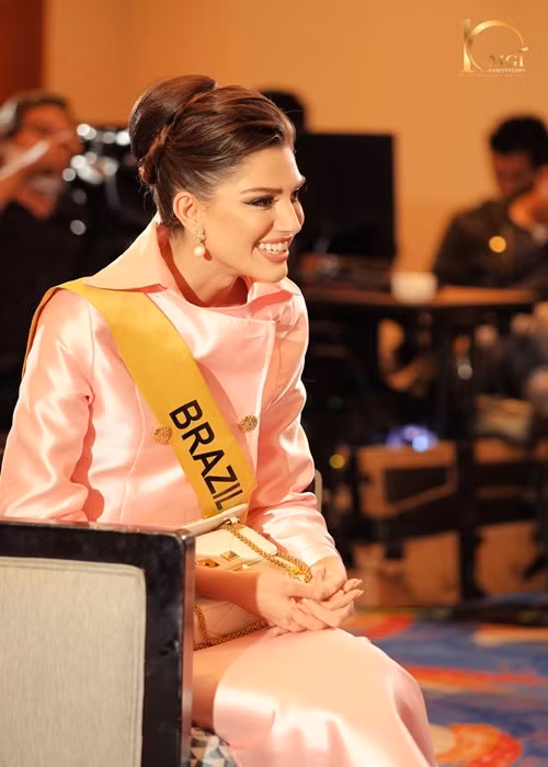 Tân Hoa hậu Hòa bình Quốc tế 2022 Isabella Menin thanh lịch ở vòng thi phỏng vấn.