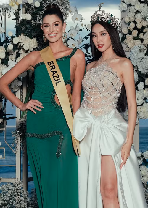 Tối ngày 25/10, Isabella Menin đánh bại hơn 60 thí sinh khác để đăng quang Hoa hậu Hòa bình Quốc tế 2022. Cô nhận vương miện từ Hoa hậu Thùy Tiên.