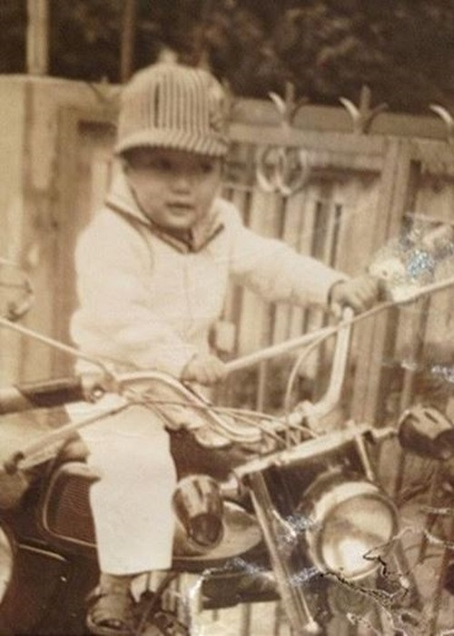 Khi trưởng thành, Đàm Vĩnh Hưng bắt đầu thương bố bởi hiểu hơn sự xung đột trong gia đình khi bố anh có nhiều vợ. Ảnh: VTC