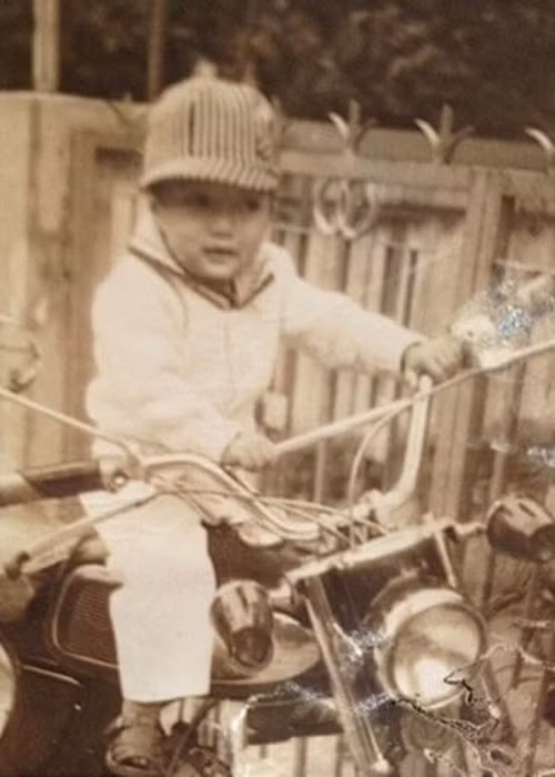 Khi trưởng thành, Đàm Vĩnh Hưng bắt đầu thương bố bởi hiểu hơn sự xung đột trong gia đình khi bố anh có nhiều vợ. Ảnh: VTC