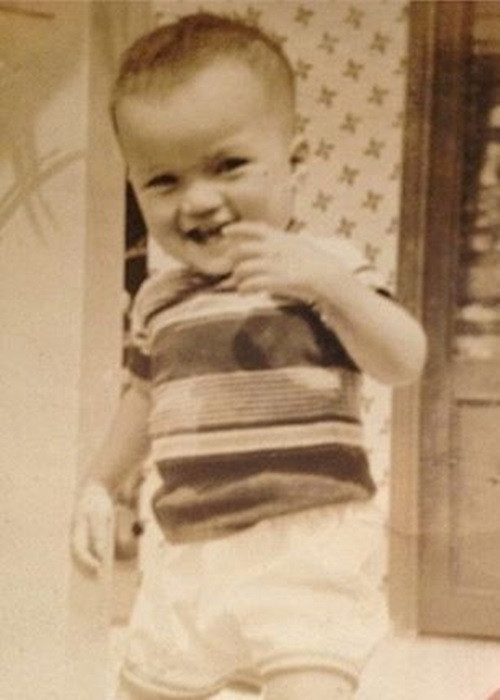 Bố của Đàm Vĩnh Hưng trở về sống với người vợ đầu, bỏ lại mẹ con nam ca sĩ. Từ đó, anh bị mẹ bơm những điều không tốt về ba. Ảnh: VTC