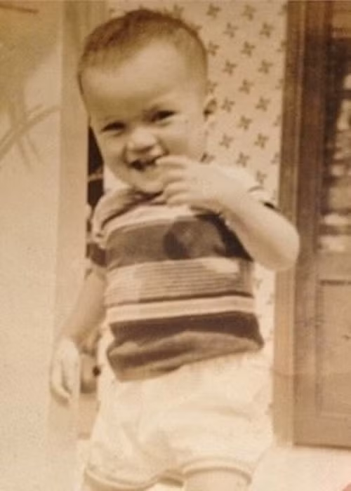 Bố của Đàm Vĩnh Hưng trở về sống với người vợ đầu, bỏ lại mẹ con nam ca sĩ. Từ đó, anh bị mẹ bơm những điều không tốt về ba. Ảnh: VTC