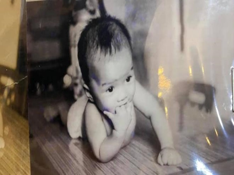 Tuổi thơ của Đàm Vĩnh Hưng không êm đềm. Nam ca sĩ có cha là công chức nhà nước và cũng là nhà giáo còn mẹ anh là một bác sĩ dở dang trên con đường học vấn. Ảnh: Công lý xã hội