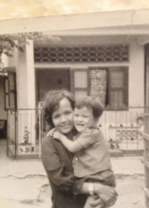 Đàm Vĩnh Hưng cười tươi rói bên mẹ ngày còn bé. Ảnh: VTC