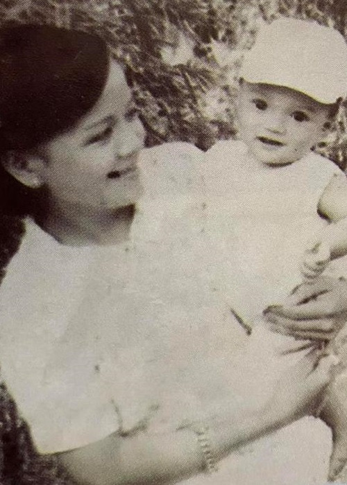 Năm Mr Đàm 10 tuổi, do nợ nần, bố mẹ anh đã phải bán nhà. Vì cuộc sống túng thiếu, bố mẹ của nam ca sĩ thường xuyên cãi vã. Ảnh: Công lý xã hội