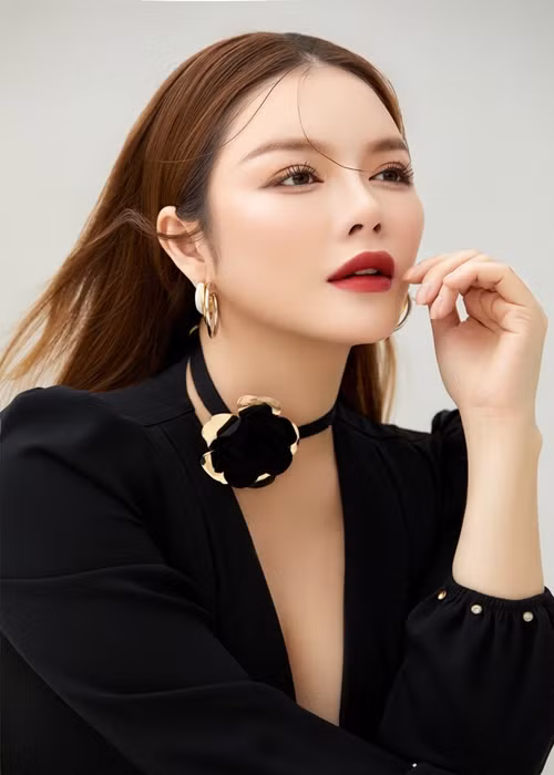 Trước bài viết của tài khoản L.N bị xóa, Lý Nhã Kỳ đã nhanh tay chụp lại. Người đẹp bày tỏ: “Sự im lặng của mình lại vô tình giúp cho nhiều người được quyền lớn tiếng và luôn tỏ ra nguy hiểm vậy sao. Nếu ai đã đăng những dạng thông tin như thế này và nói nguồn tin đáng tin cậy, vậy sao lại phải xóa bài khi mình bình luận vui vui. Cũng may mình vô tình chụp màn hình lại”. Thực tế, đây không phải là lần đầu tiên Lý Nhã Kỳ xử lý tin đồn một cách nhanh chóng.