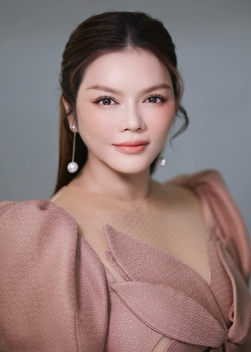 Tháng 8/2019, Lý Nhã Kỳ tá hỏa phát hiện người tạo Zalo, Facebook giả và liên hệ với một số bạn bè của cô để mượn tiền chuyển đi nước ngoài. Khi biết mình bị mạo danh, Lý Nhã Kỳ ngay lập tức lên tiếng cảnh báo bạn bè, đồng nghiệp.