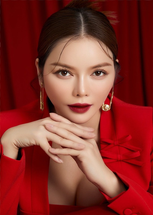 "Lần đầu tiên tôi cộc đến mức hết kiềm chế được nha. Chỉ vì muốn bán đất đai mà mất luôn nhân tính đi PR kiểu vậy khiến cho biết bao nhiêu người hoang mang rồi gây ảnh hưởng đến hình ảnh nghệ sĩ chúng tôi", Lý Nhã Kỳ bức xúc viết trên trang cá nhân.