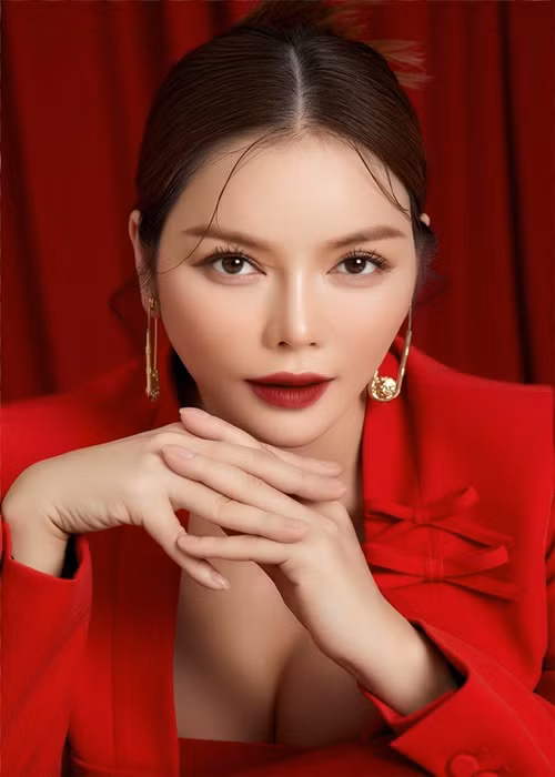 "Lần đầu tiên tôi cộc đến mức hết kiềm chế được nha. Chỉ vì muốn bán đất đai mà mất luôn nhân tính đi PR kiểu vậy khiến cho biết bao nhiêu người hoang mang rồi gây ảnh hưởng đến hình ảnh nghệ sĩ chúng tôi", Lý Nhã Kỳ bức xúc viết trên trang cá nhân.