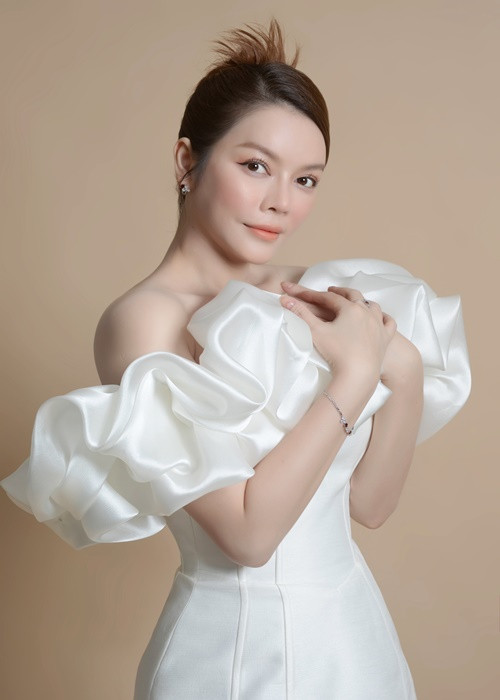 Tháng 4/2018, một số fanpage giải trí lan truyền tin đồn Lý Nhã Kỳ bị công an tạm giữ và chờ ngày hầu tòa. Nhanh chóng, cựu Đại sứ Du lịch Việt Nam livestream đáp trả phủ nhận tin đồn.